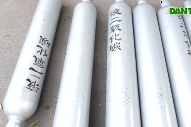 Lực lượng chức năng kiểm tra số bình khí N2O