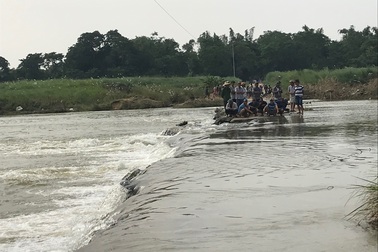 Xã cấm đò, người mẹ trẻ tử nạn khi cố vượt sông thăm con