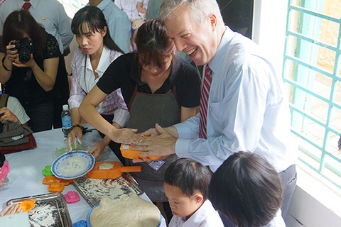 Đại sứ Mỹ làm bánh Trung thu cùng trẻ em nhiễm chất độc da cam