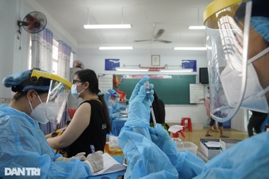 TPHCM: Những ai được tiêm mũi 2 vắc xin Covid-19 trong nửa đầu tháng 9?