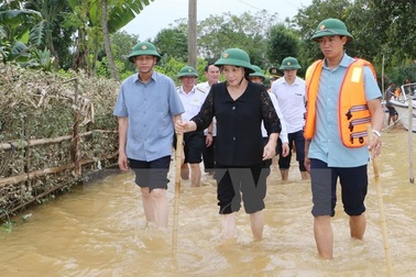 Chủ tịch Quốc hội lội nước tới thăm hỏi nhân dân vùng lũ Hà Tĩnh