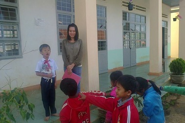 Trèo đèo lội suối vận động học sinh đi học nhưng cô giáo vẫn phải nghỉ việc