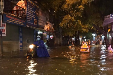 Nhiều tuyến đường Hà Nội “tê liệt” sau trận mưa lớn cuối ngày