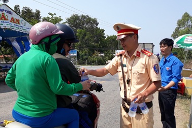 CSGT “lập chốt” phát khăn lạnh, nước suối cho người đi đường