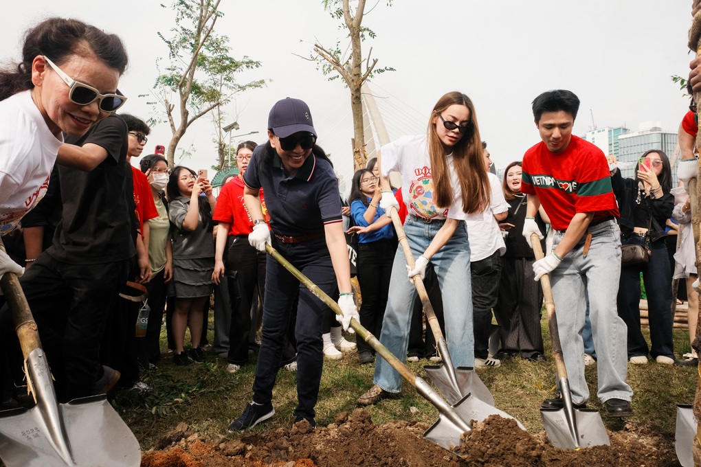 Hồ Ngọc Hà và dàn nghệ sĩ trồng muồng hoa đào cho TPHCM - 1 Hồ Ngọc Hà và dàn nghệ sĩ trồng muồng hoa đào cho TPHCM - 1