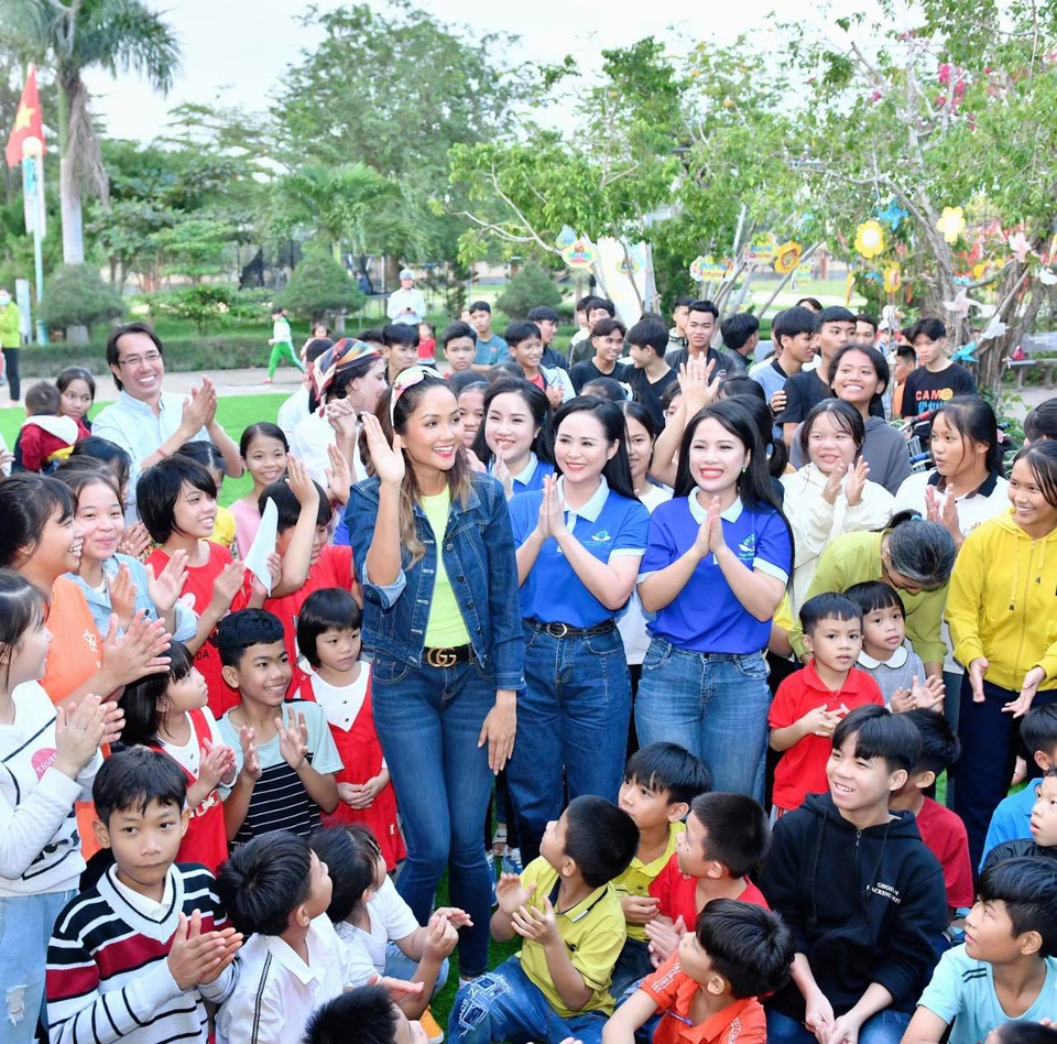 HHen Niê và Bùi Thanh Hương giản dị đi làm từ thiện - 2 HHen Niê và Bùi Thanh Hương giản dị đi làm từ thiện - 2