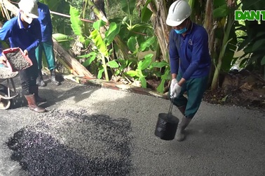 Nông dân xứ Tây Đô bốn mùa cần mẫn "thay áo" cho những con đường xuống cấp