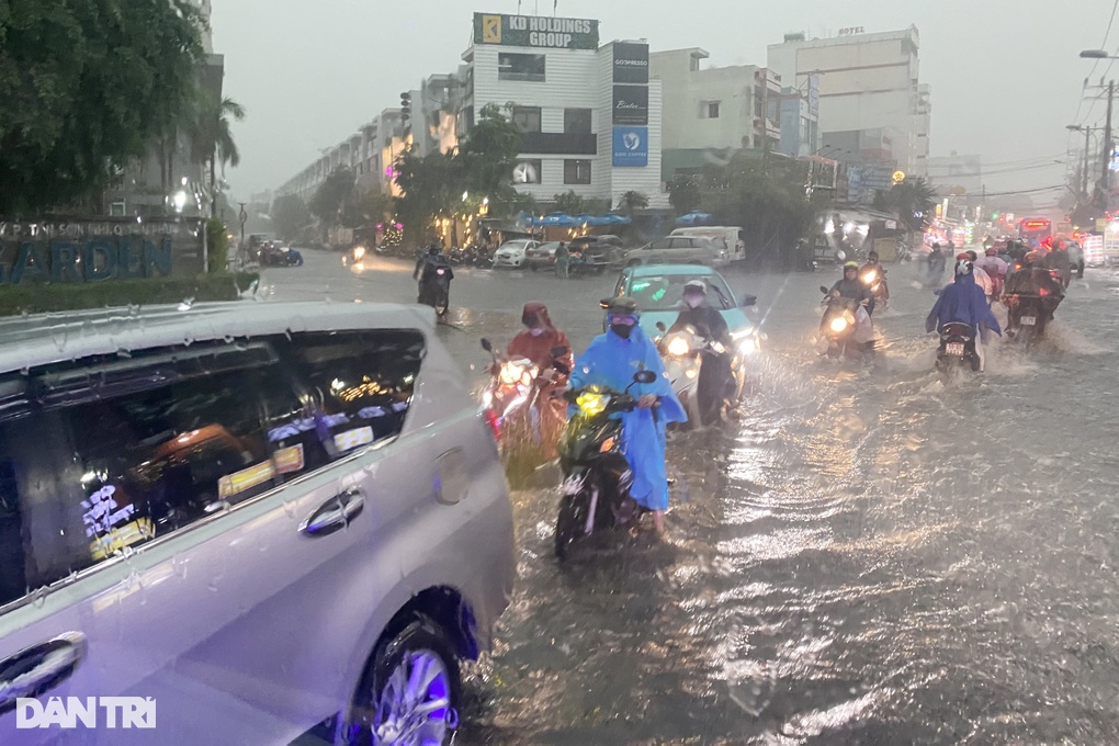 Mưa lớn ở TPHCM gây ngập đường giờ tan tầm - 1