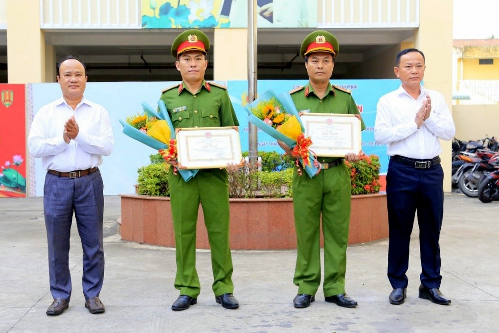 Vụ cầm vật giống súng xông vào ngân hàng: Khen thưởng nhiều đơn vị phá án - 1 Vụ cầm vật giống súng xông vào ngân hàng: Khen thưởng nhiều đơn vị phá án - 1