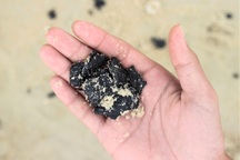 Dầu hắc vón cục xuất hiện trên bãi biển