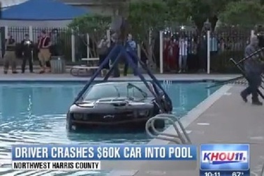 Ô tô "xé rào" lao xuống hồ bơi