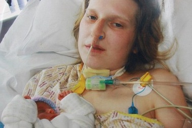 Hôn mê, vẫn hạ sinh em bé an toàn