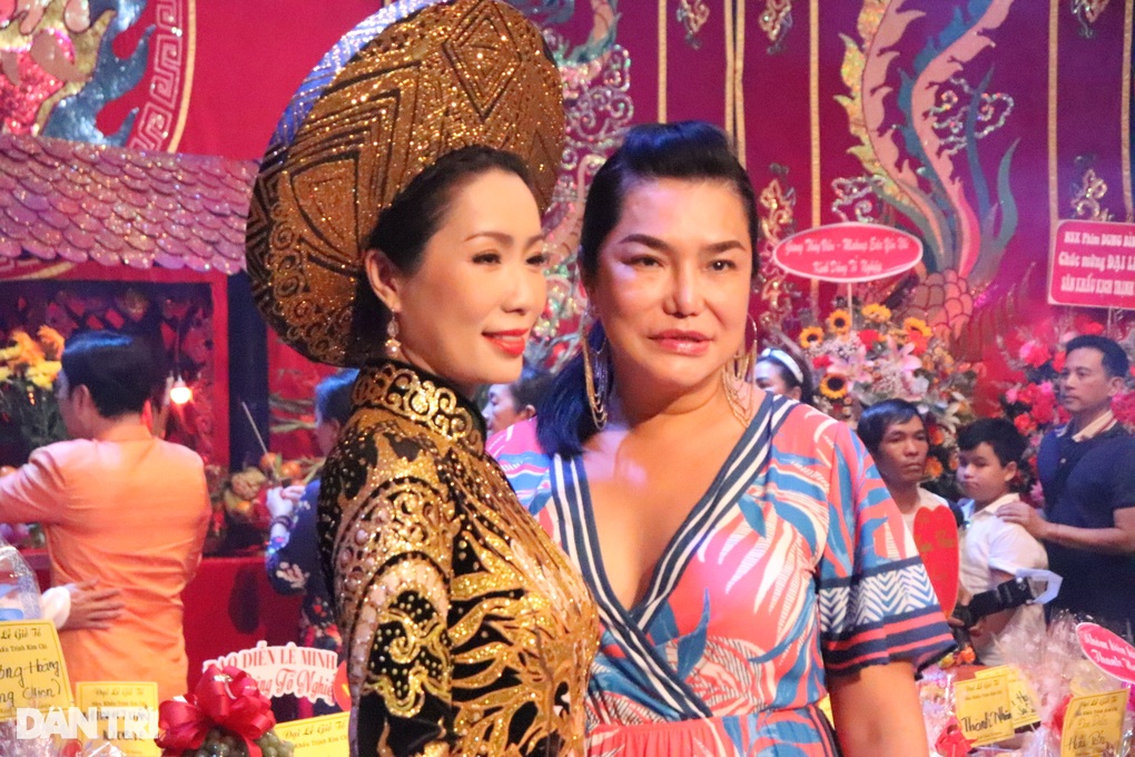 Trịnh Kim Chi mất ngủ nhiều đêm vì lo toan cho lễ cúng Tổ sân khấu - 5 Trịnh Kim Chi mất ngủ nhiều đêm vì lo toan cho lễ cúng Tổ sân khấu - 5