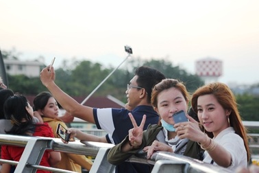 Bạn trẻ lên cầu đi bộ chụp ảnh “tự sướng”, treo khóa tình yêu ngày đầu năm