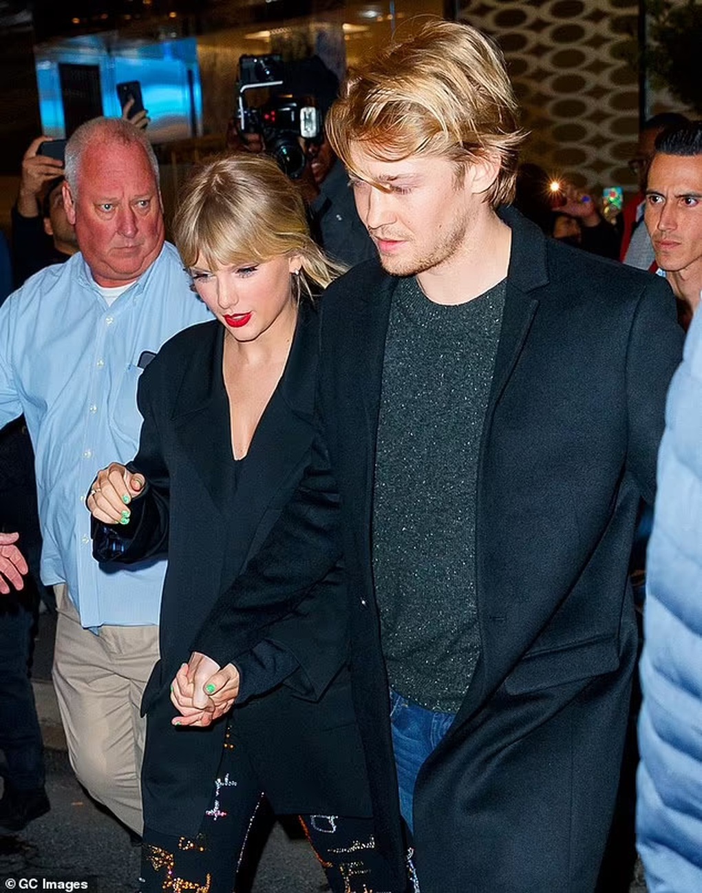 Taylor Swift bí mật đính hôn - 1