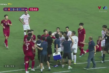 Cầu thủ U22 Việt Nam và U22 Campuchia va chạm