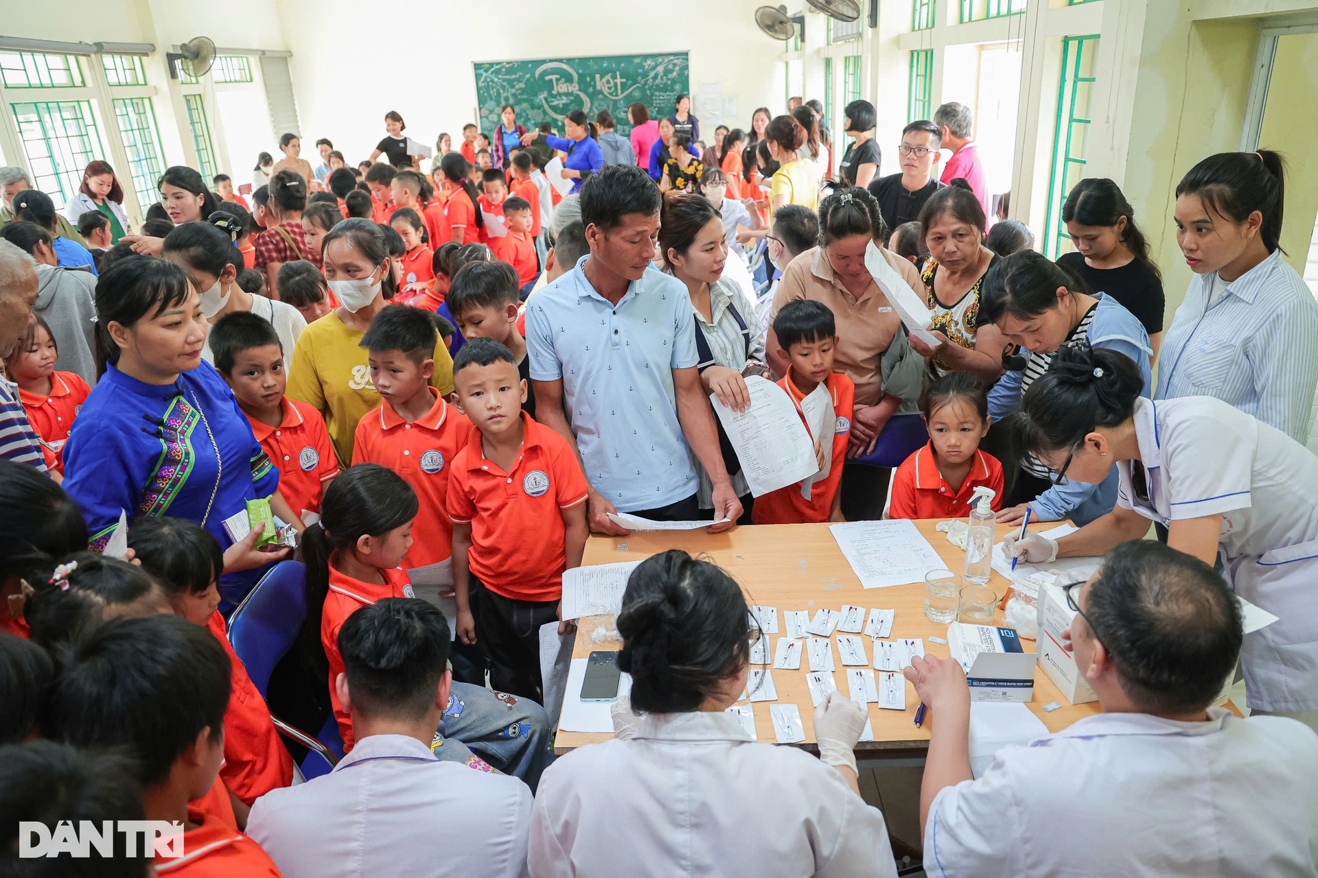 Hàng trăm trẻ em vùng biên được khám sàng lọc viêm gan B - 11 Hàng trăm trẻ em vùng biên được khám sàng lọc viêm gan B - 11
