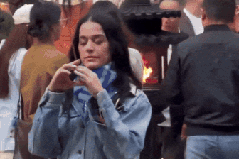 Hình ảnh Katy Perry đi chùa, thành tâm khấn vái gây sốt mạng