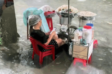 Quán xôi sắn mỗi năm chỉ bán vài tháng, bà chủ "bình thản" giữa nước ngập