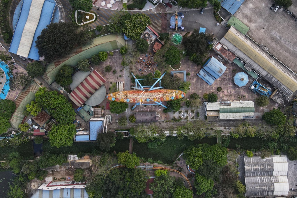 Hà Nội: Vòng đu quay khổng lồ ở công viên nước Hồ Tây thoi thóp chờ chết - 1 Hà Nội: Vòng đu quay khổng lồ ở công viên nước Hồ Tây thoi thóp chờ chết - 1