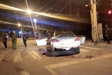 Lái BMW để pô nổ to, tài xế và bạn bị nhóm người lạ vây chém xối xả