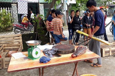 Xẻ thịt cá sấu bên đường để bán