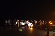 "Xế hộp" lao xuống biển trong đêm mưa, 4 người nguy kịch