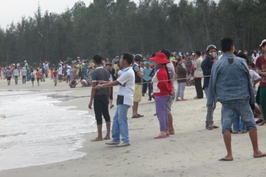 Về nhà người thân tắm biển, nam thanh niên bị sóng cuốn trôi