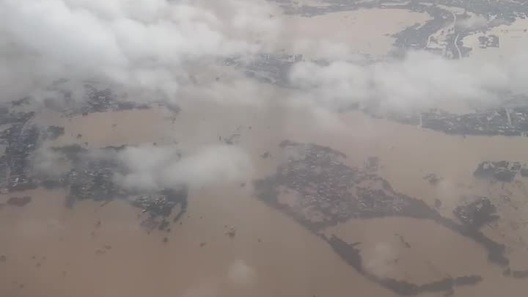 Khách ngồi trên máy bay ghi cảnh Đà Nẵng ngập lụt lịch sử