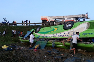 Tạm giữ tài xế vụ xe khách lao xuống ruộng  