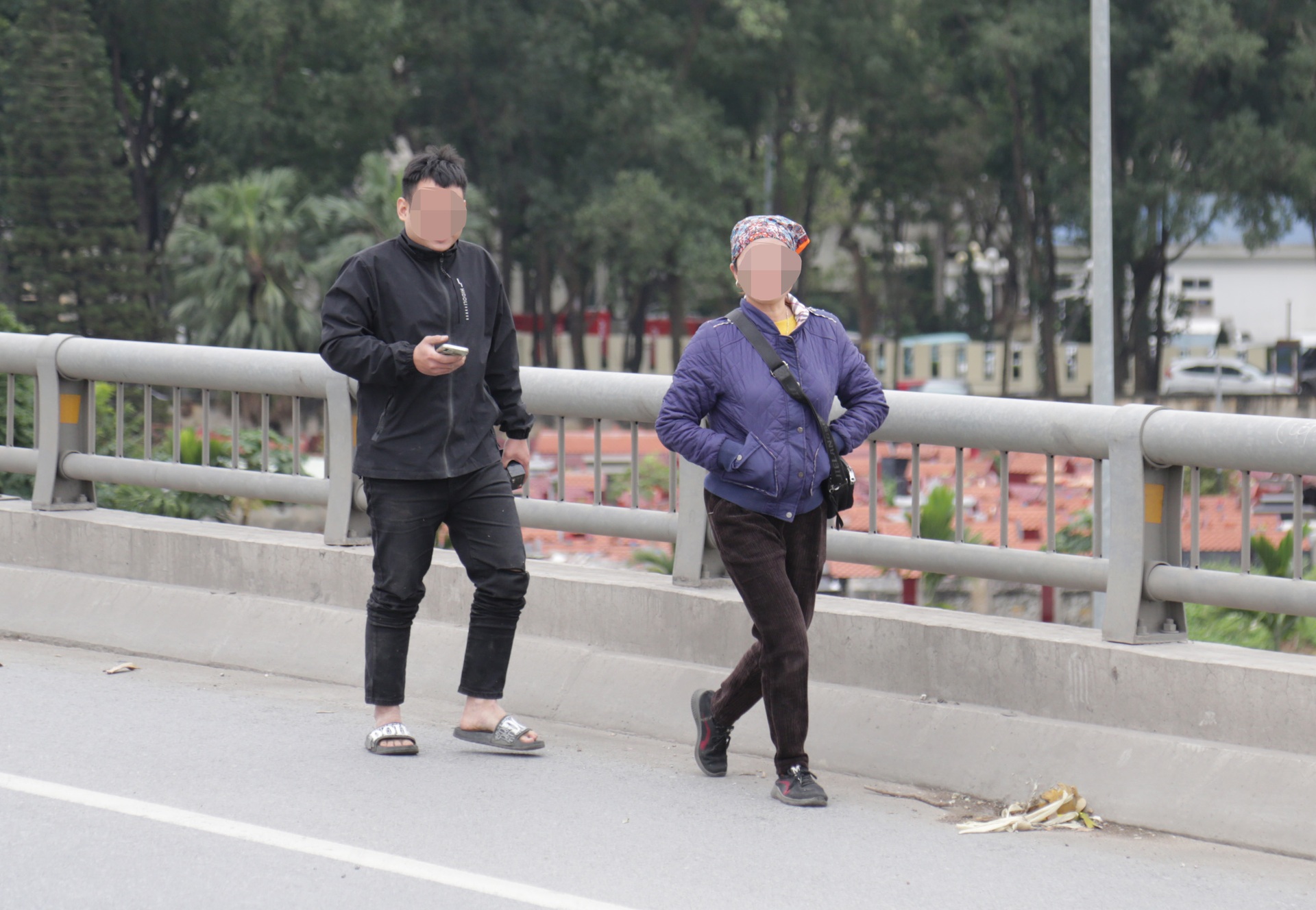 Tài xế xe ôm lên vành đai 3 trên cao bắt khách, đâm vỡ đèn ô tô - 14 Tài xế xe ôm lên vành đai 3 trên cao bắt khách, đâm vỡ đèn ô tô - 14