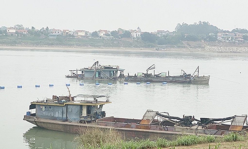 Một lao động tự do ở Hà Nội bị phạt hơn 1,3 tỷ đồng vì hút cát lậu - 1