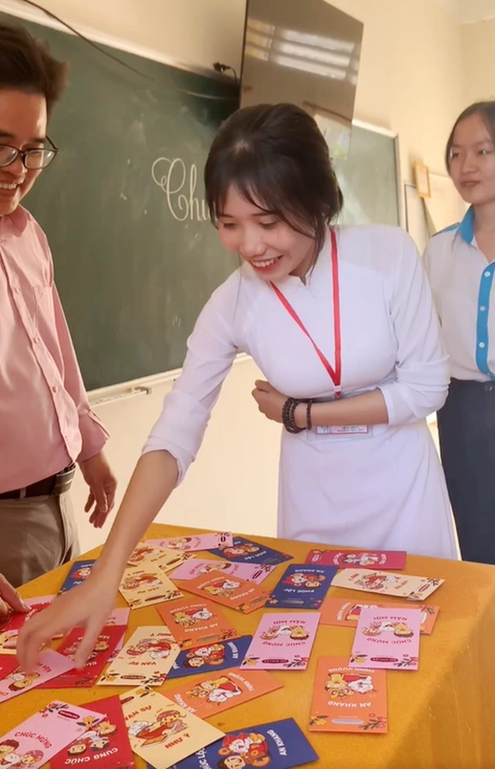 Thầy giáo ở Cà Mau trích tiền lương lì xì Tết cho học sinh - 1 Thầy giáo ở Cà Mau trích tiền lương lì xì Tết cho học sinh - 1