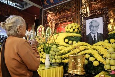 Người dân TPHCM đến chùa thắp hương tưởng nhớ Tổng Bí thư Nguyễn Phú Trọng