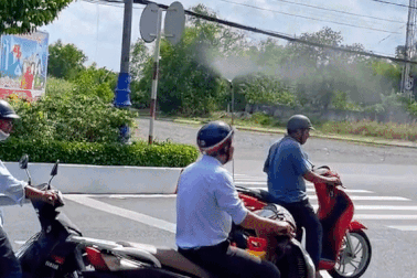 Phì cười với kiểu chống nóng "bá đạo" của chàng trai miền Tây