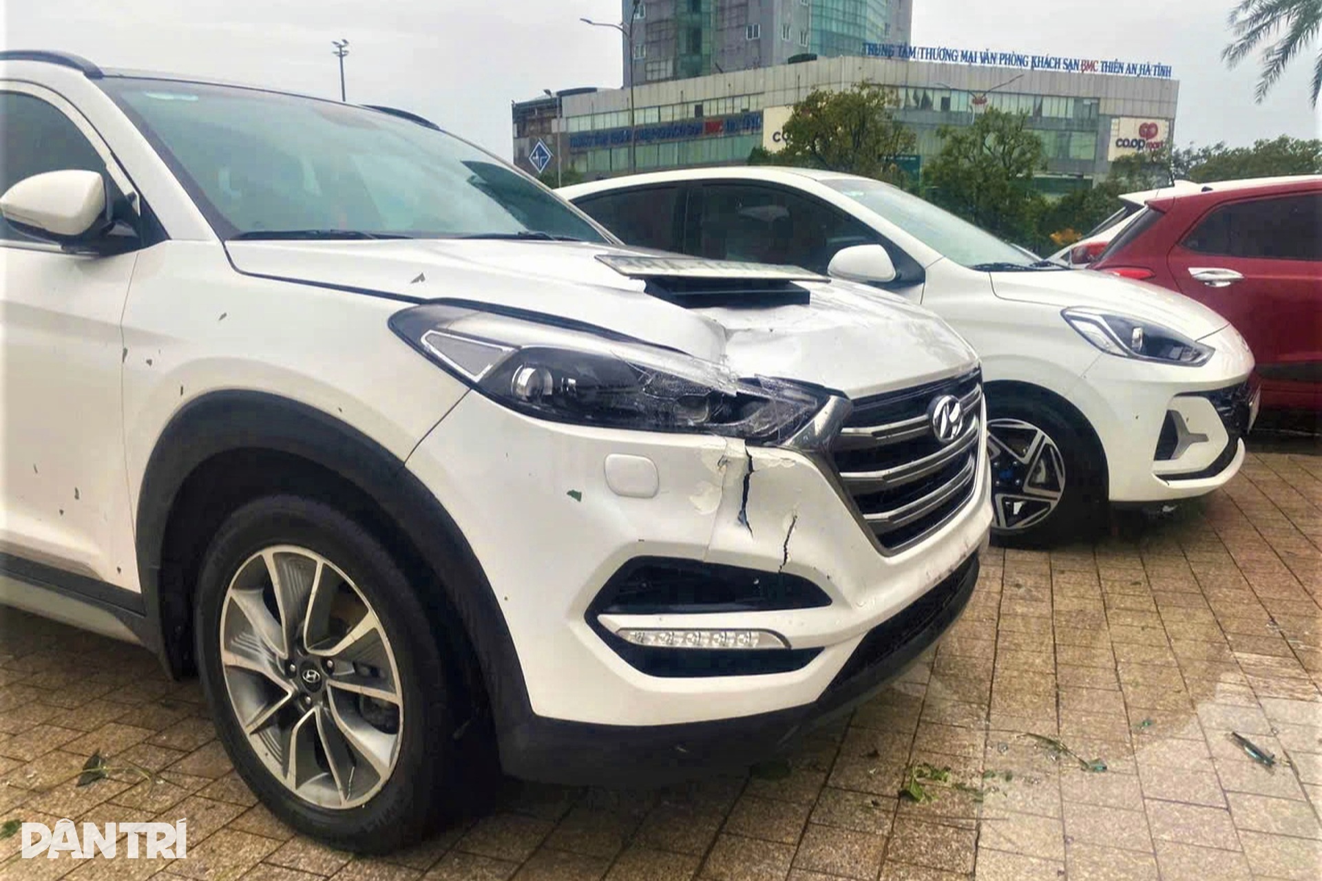 Đỗ trên cao tránh ngập, hàng loạt ô tô lại bị vỡ kính, móp xe - 8 Đỗ trên cao tránh ngập, hàng loạt ô tô lại bị vỡ kính, móp xe - 8