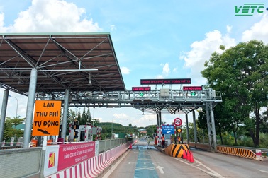 Tài xế tuyệt đối không đi qua cửa ETC khi xe chưa gắn thẻ thu phí điện tử