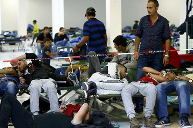 Bất đồng ngôn ngữ, du khách Trung Quốc bị đưa vào... trại tị nạn