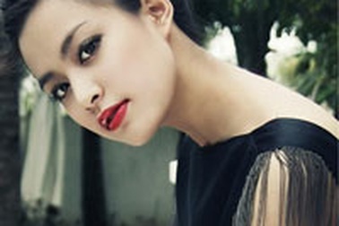 Hoàng Thùy Linh tìm đến với kinh Phật…