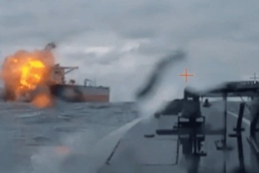 Ukraine đăng video tấn công tàu dầu nghi của Nga