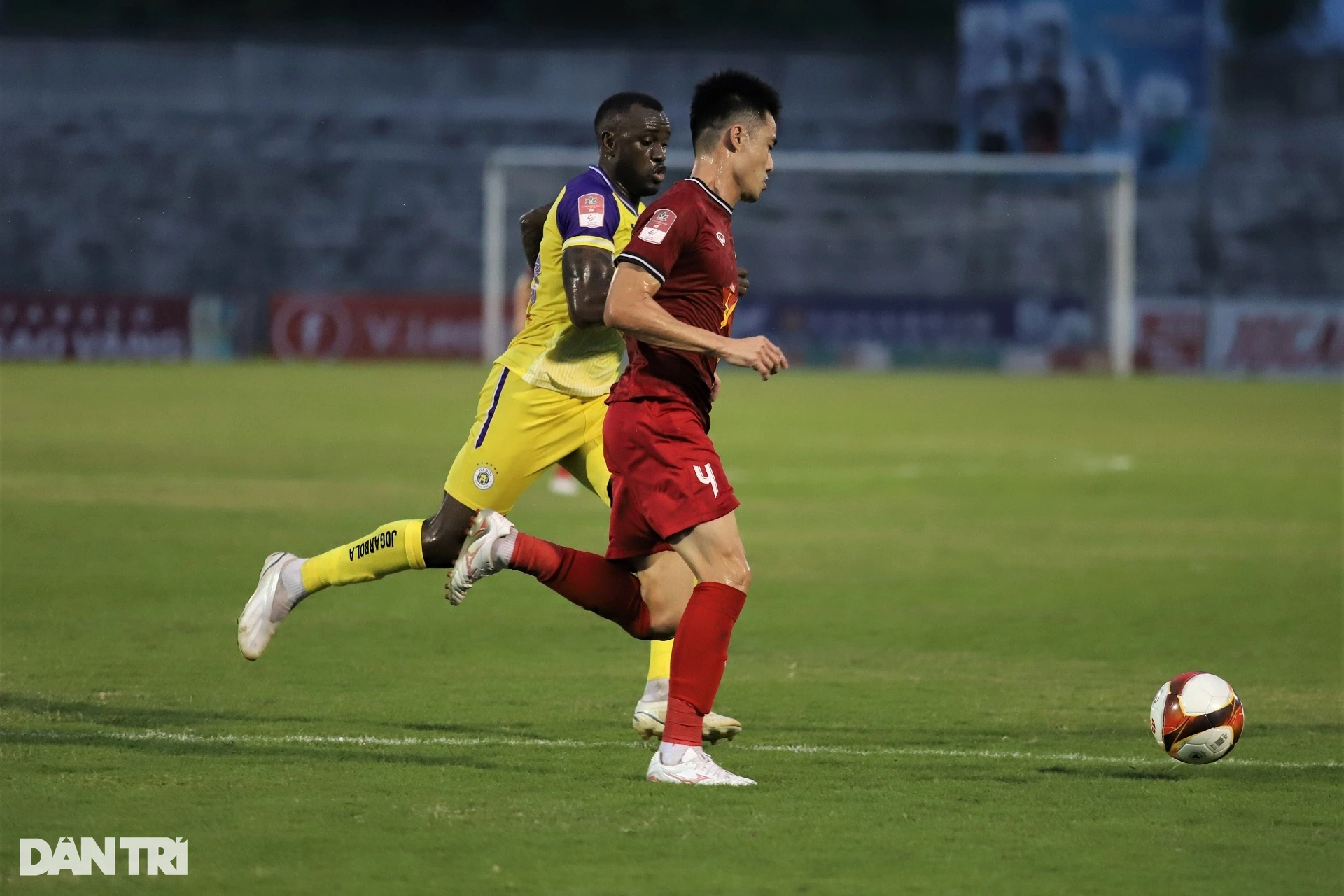 Hồng Lĩnh Hà Tĩnh rượt đuổi tỷ số kịch tính Hà Nội FC trong trận hòa 2-2 - 4 Hồng Lĩnh Hà Tĩnh rượt đuổi tỷ số kịch tính Hà Nội FC trong trận hòa 2-2 - 4