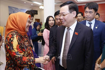 Chủ tịch Quốc hội Vương Đình Huệ gặp gỡ cộng đồng người Việt Nam ở Indonesia