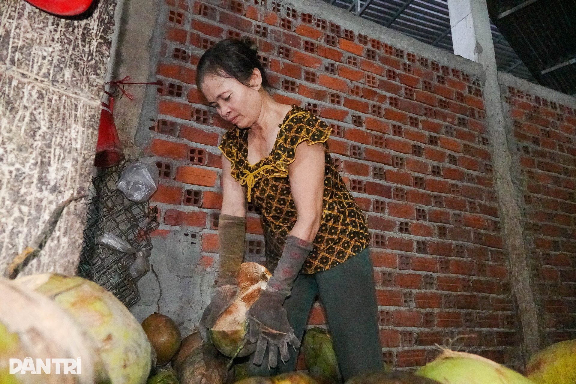 Người phụ nữ lột dừa tươi nhanh như máy, kiếm nửa triệu đồng mỗi ngày - 6