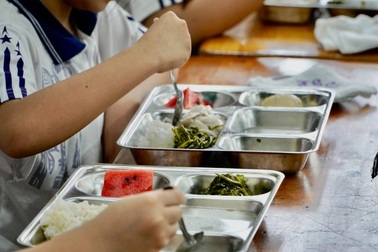 Không để các trường “tự tung tự tác” trong bữa ăn bán trú của học sinh