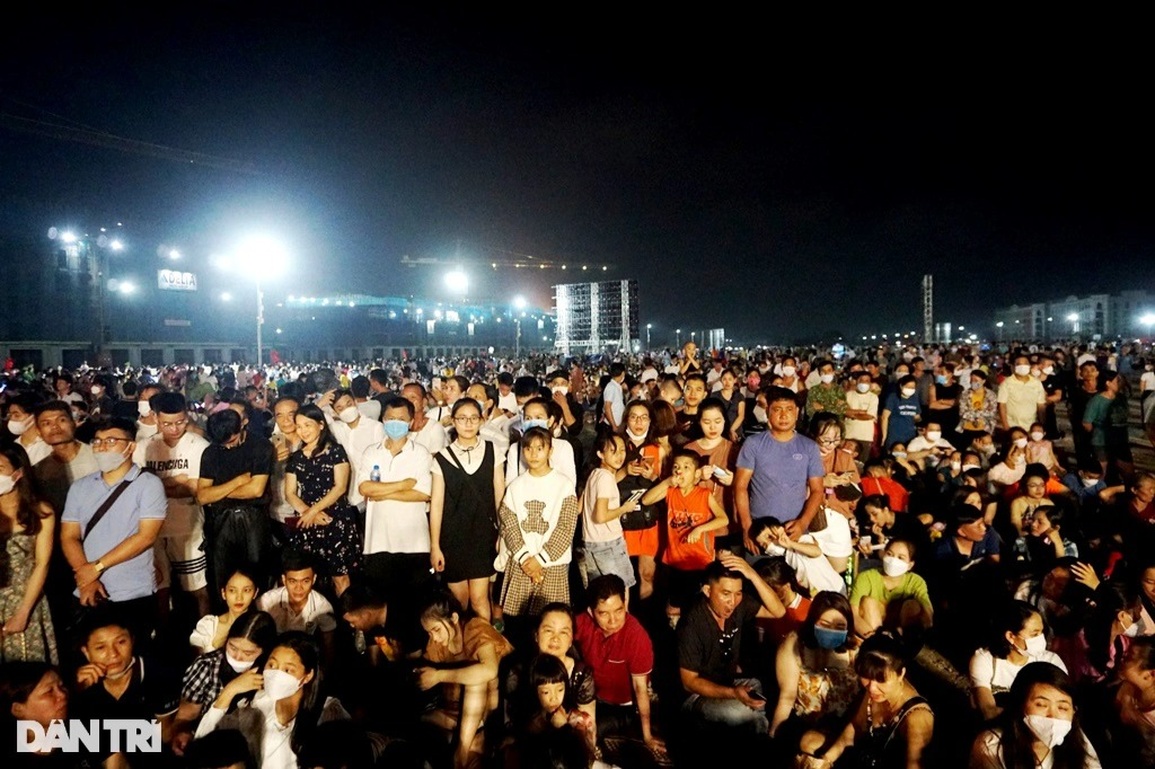 Hàng vạn người đổ về Sầm Sơn xem bắn pháo hoa khai hội du lịch - 7 Hàng vạn người đổ về Sầm Sơn xem bắn pháo hoa khai hội du lịch - 7