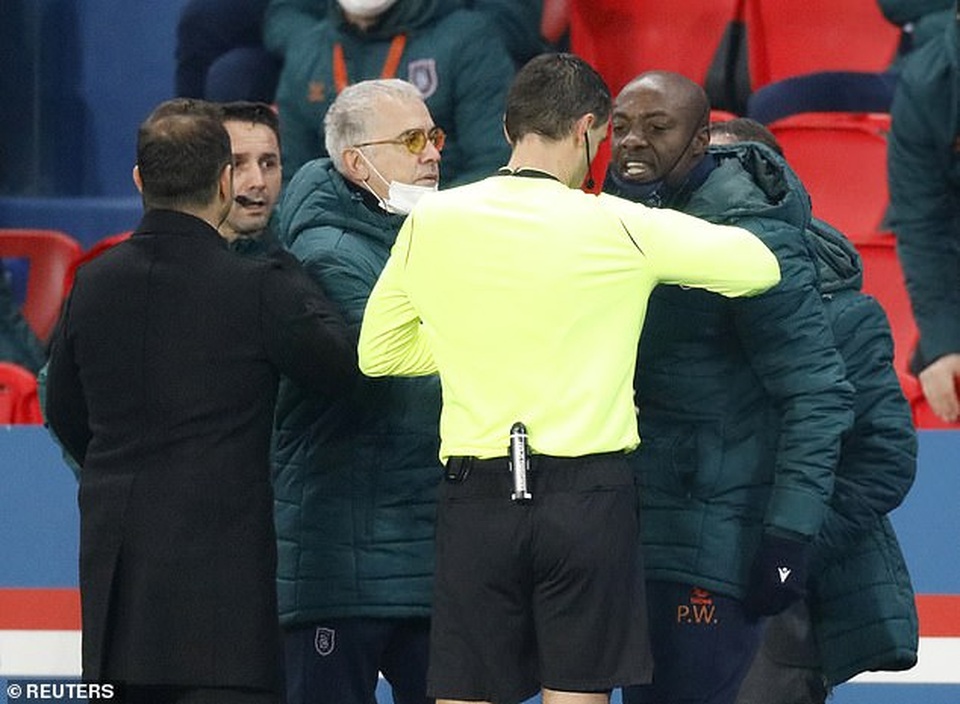 Vì sao trận PSG với Basaksehir bị hủy bỏ sau 16 phút thi đấu? - 1 Vì sao trận PSG với Basaksehir bị hủy bỏ sau 16 phút thi đấu? - 1