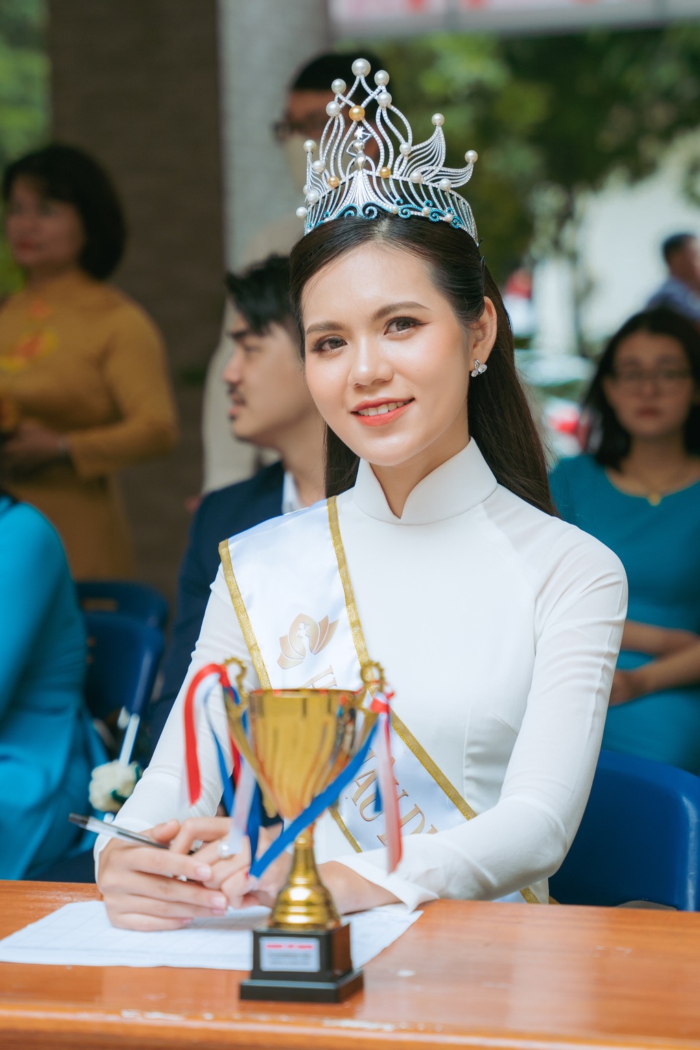 Tân Hoa hậu Du lịch Việt Nam 2022 xúc động về thăm trường cũ - 1