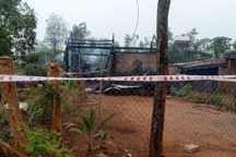 Giận vợ, chồng phóng hỏa đốt nhà rồi ngăn hàng xóm dập lửa