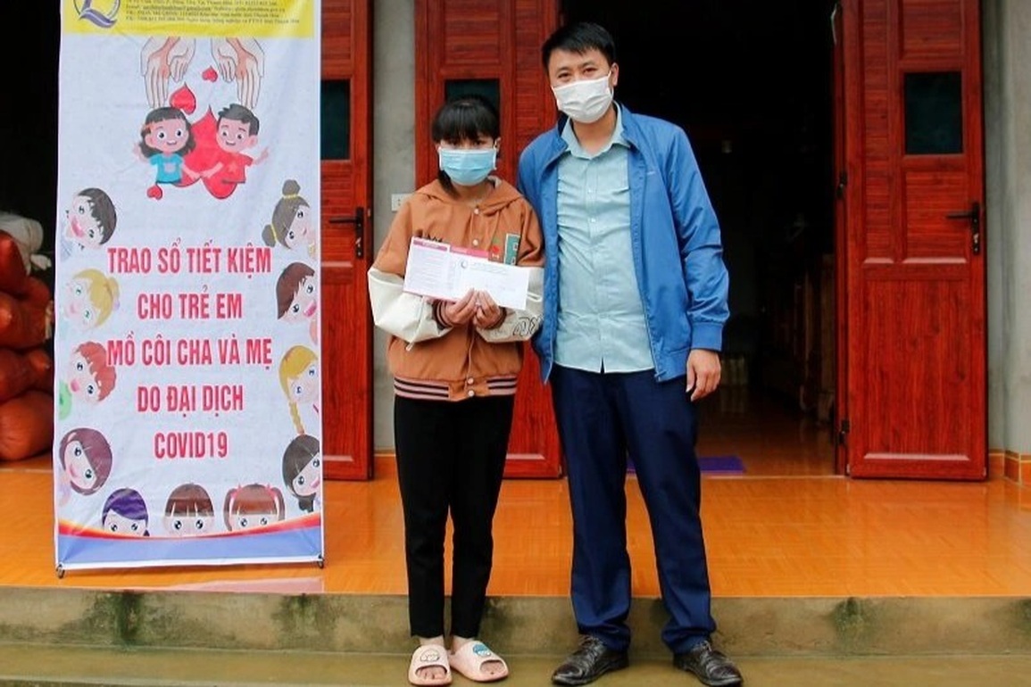 Trao sổ tiết kiệm hàng chục triệu đồng đến trẻ em bị ảnh hưởng Covid-19 - 2 Trao sổ tiết kiệm hàng chục triệu đồng đến trẻ em bị ảnh hưởng Covid-19 - 2