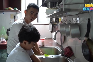 Phan Hiển lần đầu vào bếp nấu cơm cho vợ con